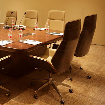 Set di mobili per le sale riunioni dell'hotel, realizzati con legno e materiali di pelle di alta qualità