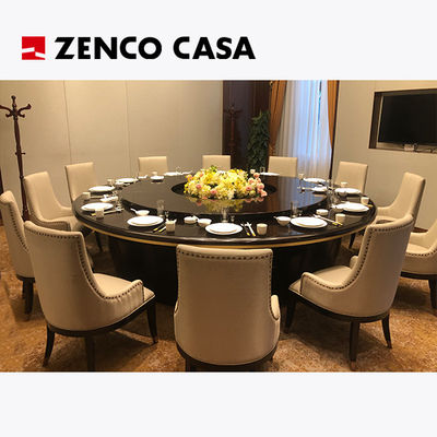 Tavolo da pranzo elettrico con sedie da pranzo in pelle per 12 persone nel ristorante dell' hotel