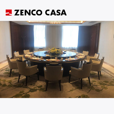 Tavolo da pranzo elettrico con sedie da pranzo in pelle per 12 persone nel ristorante dell' hotel