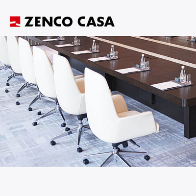 Arredamento della sala riunioni dell' hotel Set sedie bianche e grande tavolo da conferenza