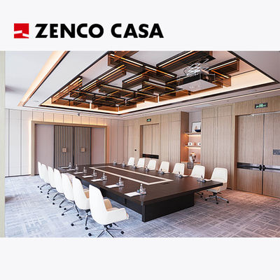 Arredamento della sala riunioni dell' hotel Set sedie bianche e grande tavolo da conferenza