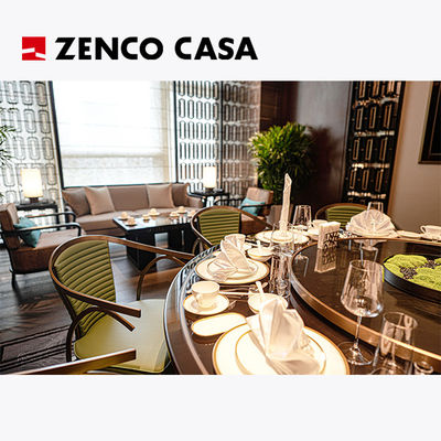 I mobili dell'hotel e del ristorante includono un tavolo rotante e sedie da pranzo.