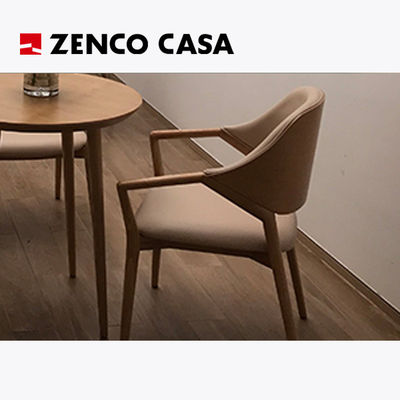 Arredamento in legno massello in stile moderno con tavolo da caffè e poltrona