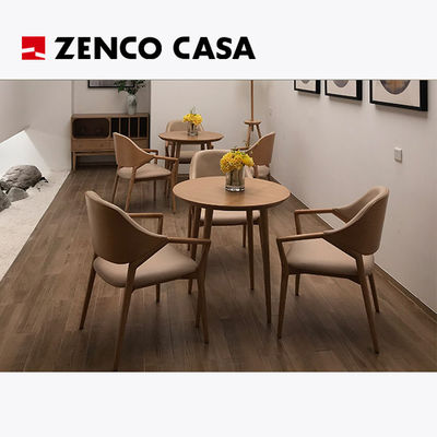 Arredamento in legno massello in stile moderno con tavolo da caffè e poltrona
