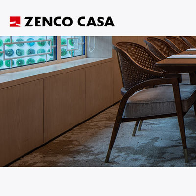 Arredamento della sala riunioni dell' hotel con tavolo lungo e poltrona di rattan