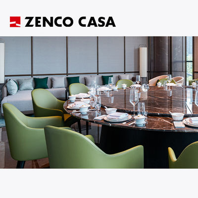 I mobili del ristorante dell' hotel includono un tavolo rotante di marmo e sedie da pranzo in pelle verde