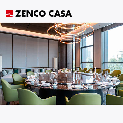 I mobili del ristorante dell' hotel includono un tavolo rotante di marmo e sedie da pranzo in pelle verde