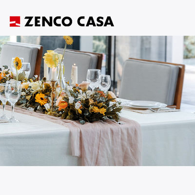 I mobili degli hotel e dei ristoranti includono lunghi tavoli da pranzo in legno massello e sedie da pranzo in tessuto di fascia alta