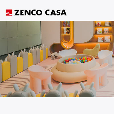 Mobili per la zona giochi per bambini con sgabelli e sedie colorate