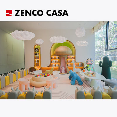 Mobili per la zona giochi per bambini con sgabelli e sedie colorate