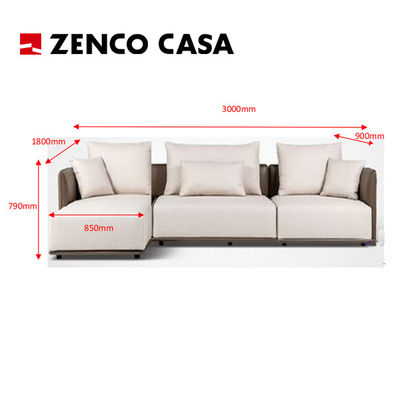 Arredamento moderno per suite d'albergo con king bed, scrivania e sedia, ecc.