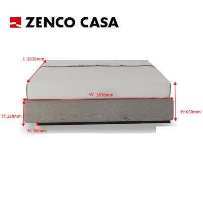 Arredamento moderno per suite d'albergo con king bed, scrivania e sedia, ecc.