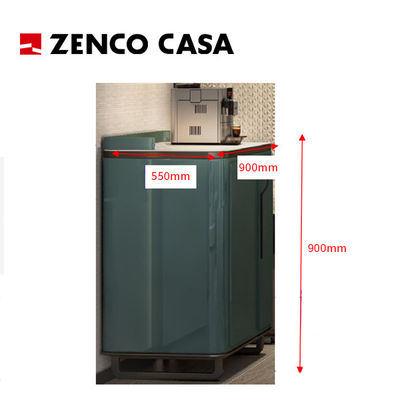 Arredamento moderno per suite d'albergo con king bed, scrivania e sedia, ecc.