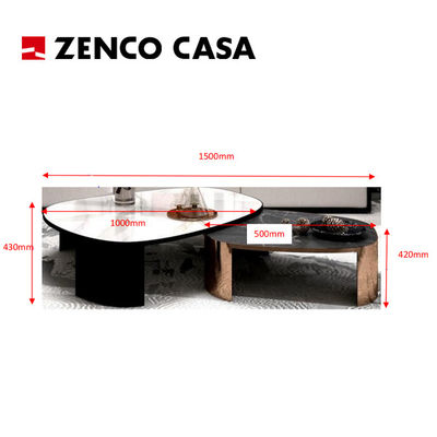 Arredamento moderno per suite d'albergo con king bed, scrivania e sedia, ecc.