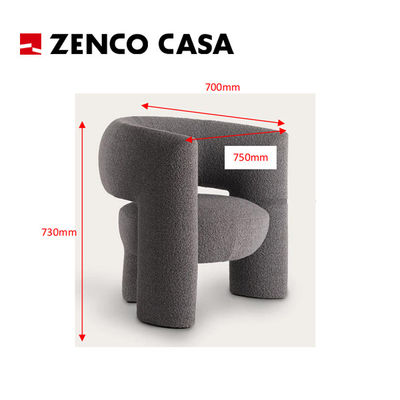 Arredamento moderno per suite d'albergo con king bed, scrivania e sedia, ecc.